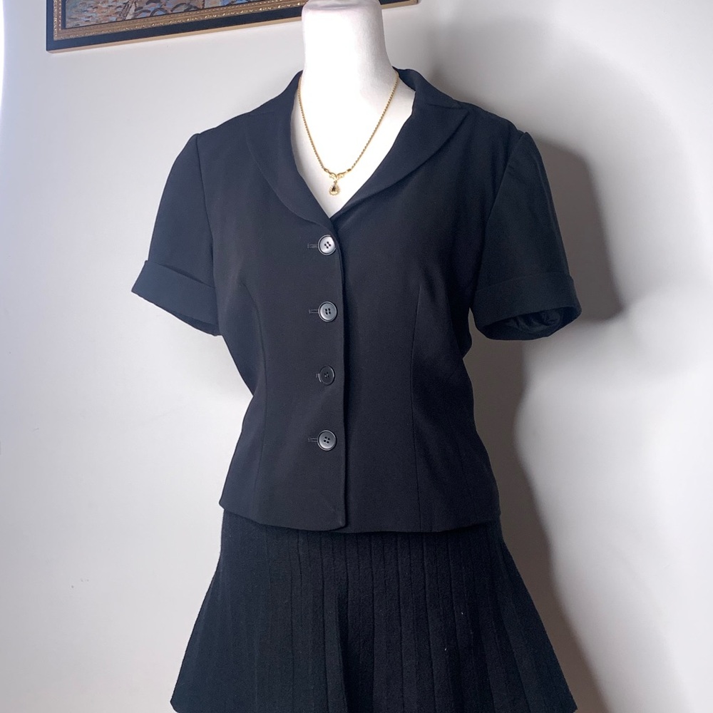 90’s Classic button down top 

Pit to pit:16in
Length: 18in
Sleeve length:7.5 in